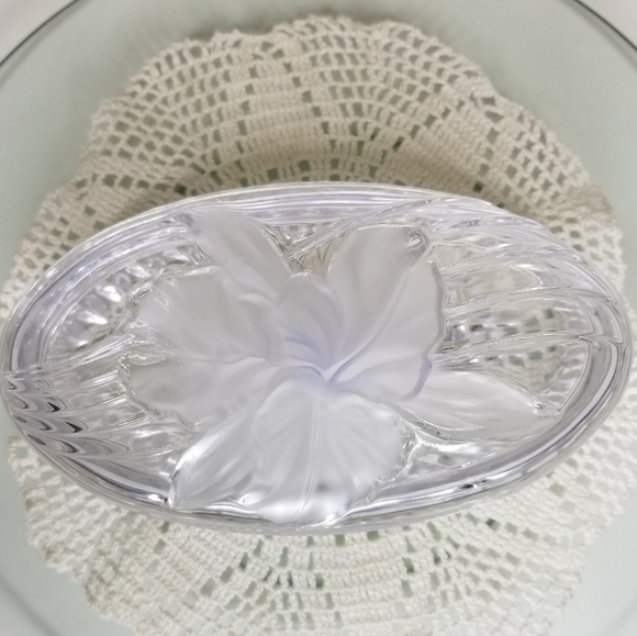 Mikasa Studio Nova Oval Frosted‎ Iris Cyrstal Lid Trinket Dish Candy Trea… - Picture 3 of 12